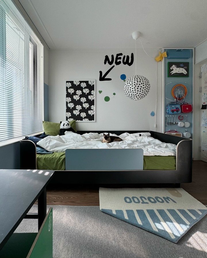 mopo.intheroom 게시물 이미지: Where cute meets black🖤
몽글몽글해진 블랙☁️ 아이방 새 가구들에...