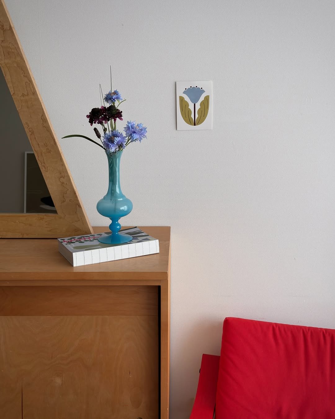 Photo shared by 아이와 고양이와 부부가 사는 작은 집 on January 02, 2026 tagging @todayhouse, and @mopo.intheroom. May be an image of lace, scorpion grass, carnation and text.