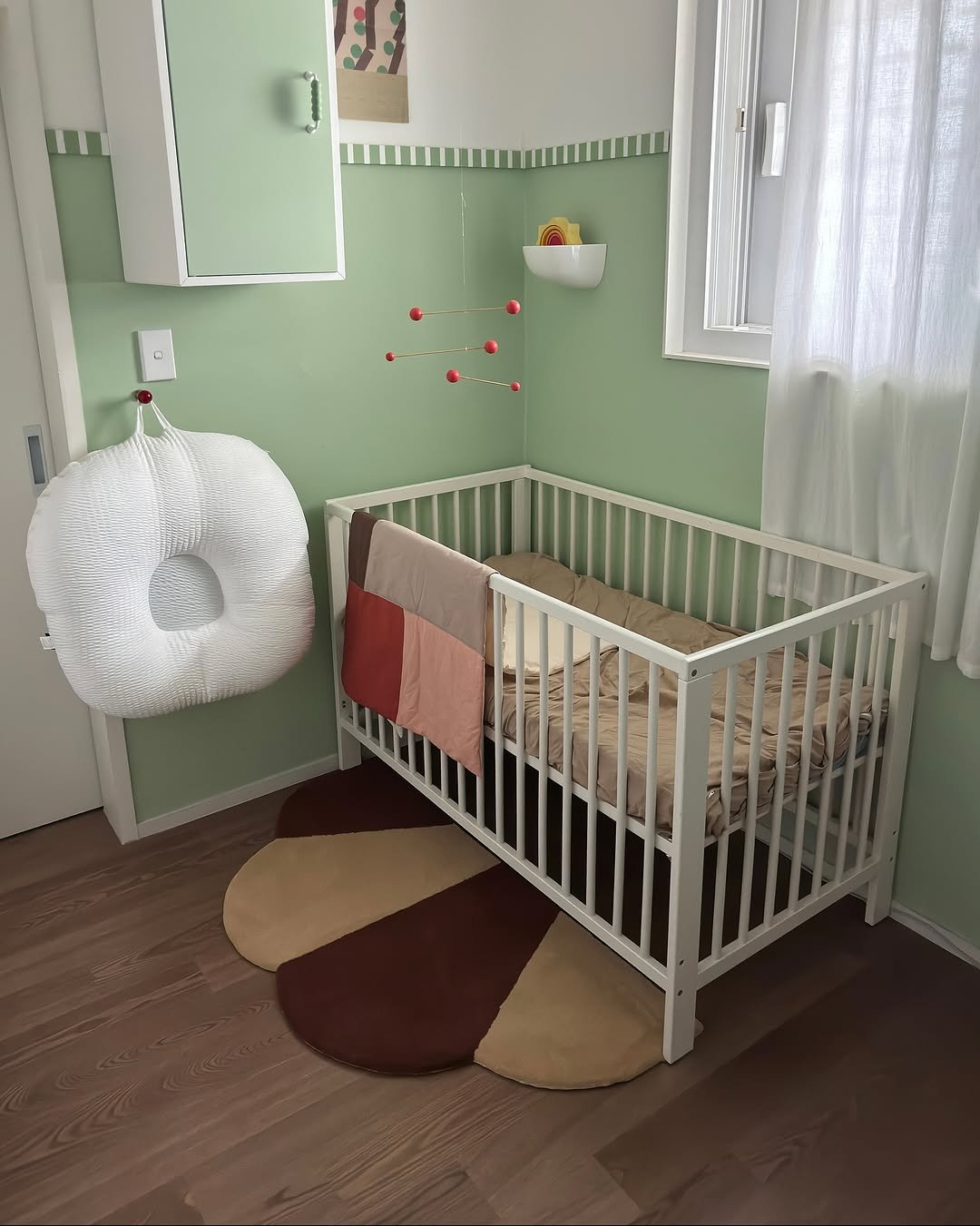 Photo shared by 아이와 고양이와 부부가 사는 작은 집 on August 21, 2025 tagging @vitra, @raduga_grez, @ikea, @ikeakr, @mopo.intheroom, @33mansion_shop, and @29cm.home. May be an image of baby bed and text.