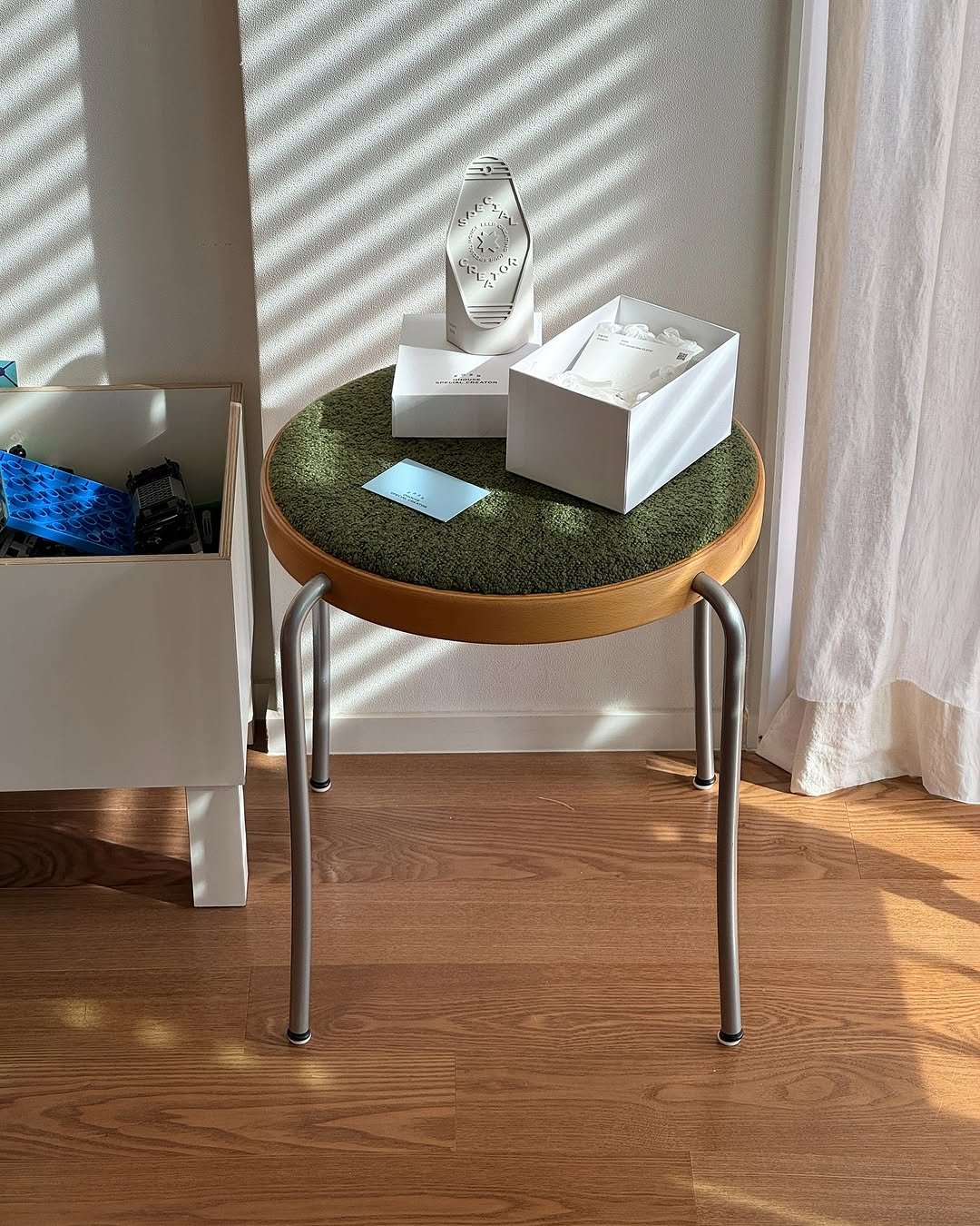 Photo shared by 아이와 고양이와 부부가 사는 작은 집 on September 27, 2025 tagging @todayhouse, and @mopo.intheroom. May be an image of footstool, newspaper and text.