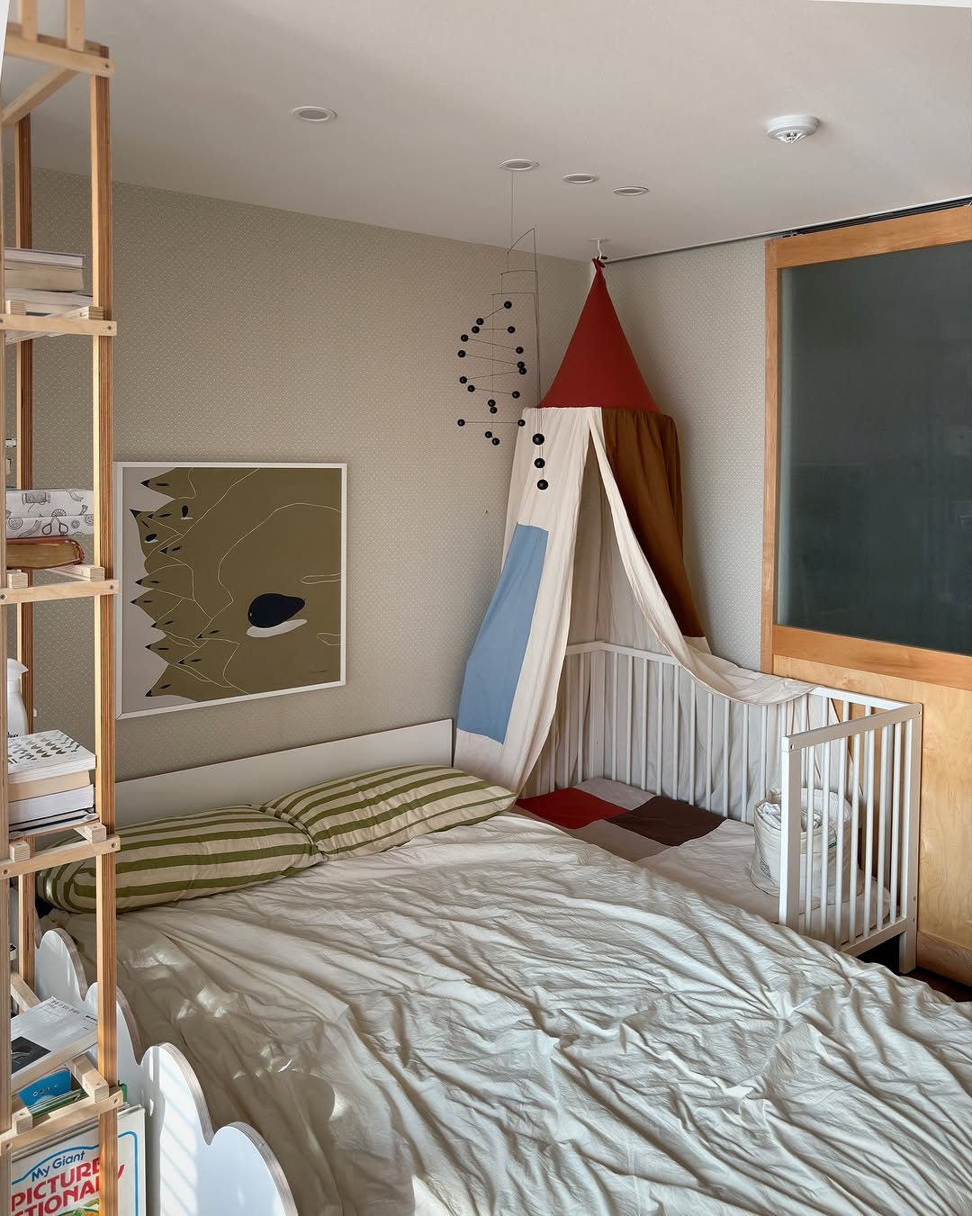 Photo shared by 아이와 고양이와 부부가 사는 작은 집 on November 07, 2025 tagging @cocon.kr, @fermliving, @todayhouse, @daydreamer_korea, @fermlivingkids, @olivia.leino, @rooming_official, @mopo.intheroom, @pstr.studio, @jdhomedressing_official, and @bonimoire_official. May be an image of baby bed, bunk bed, bed, bedroom, indoors and text.