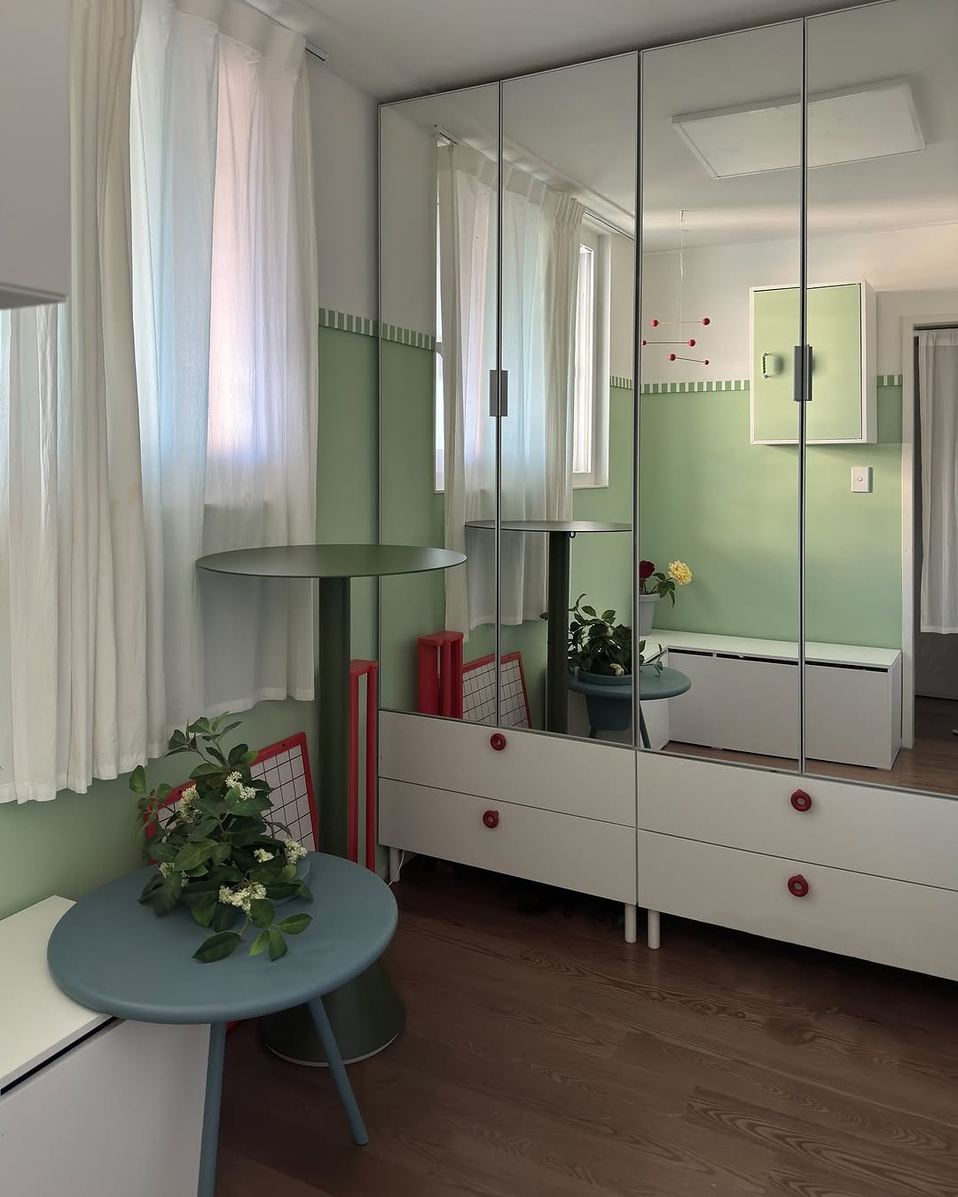 Photo shared by 아이와 고양이와 부부가 사는 작은 집 on May 27, 2025 tagging @haydesign, @benjaminmoorekorea, and @todayhouse. May be an image of display case, rack, mirror and cabinet.