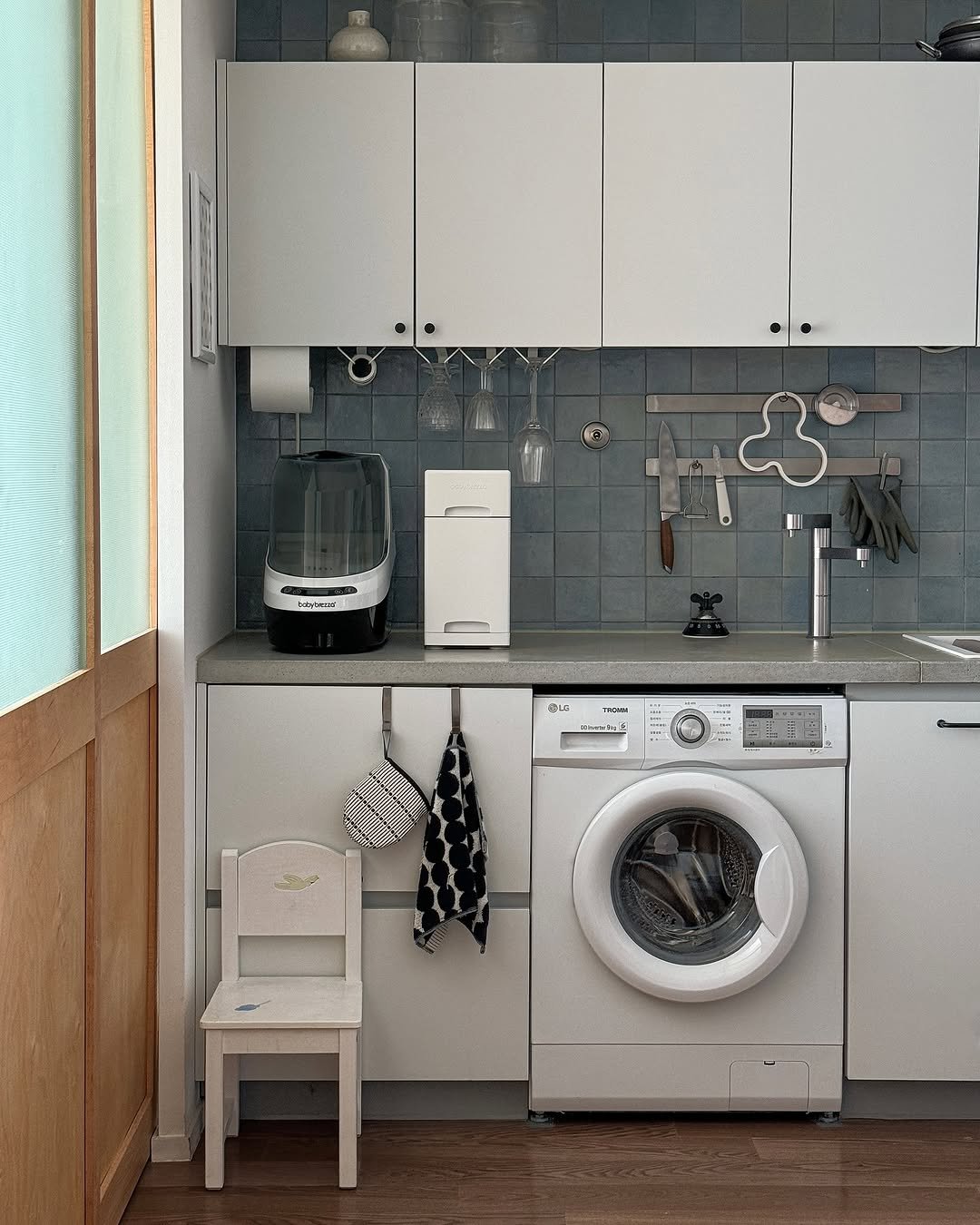 Photo shared by 아이와 고양이와 부부가 사는 작은 집 on November 05, 2025 tagging @babybrezza_korea, and @mopo.intheroom. May be an image of rack, kitchen appliance, indoors, kitchen and text.