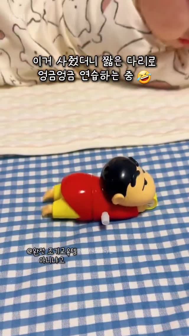 morefancy_ 게시물 이미지: 장난 삼아 애기 옆에 놔줬는데 🫧
유심히 보더니 파닥파닥 따라한다고?!
완전 천재...