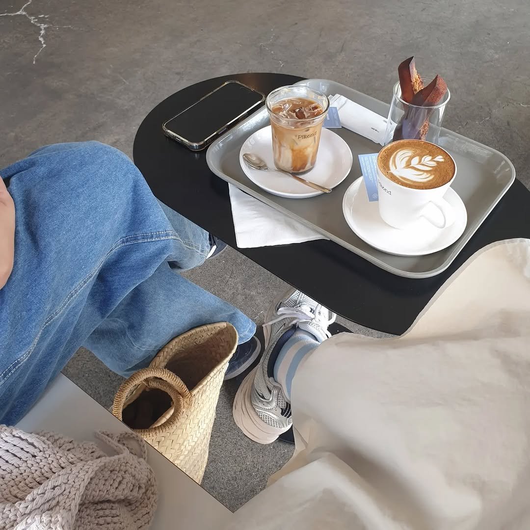 Photo shared by 아침서가 on September 18, 2025 tagging @hannarae_jang, and @pikend.busan. May be an image of coffee cup, coffee, cappuccino, cornflower and text.
