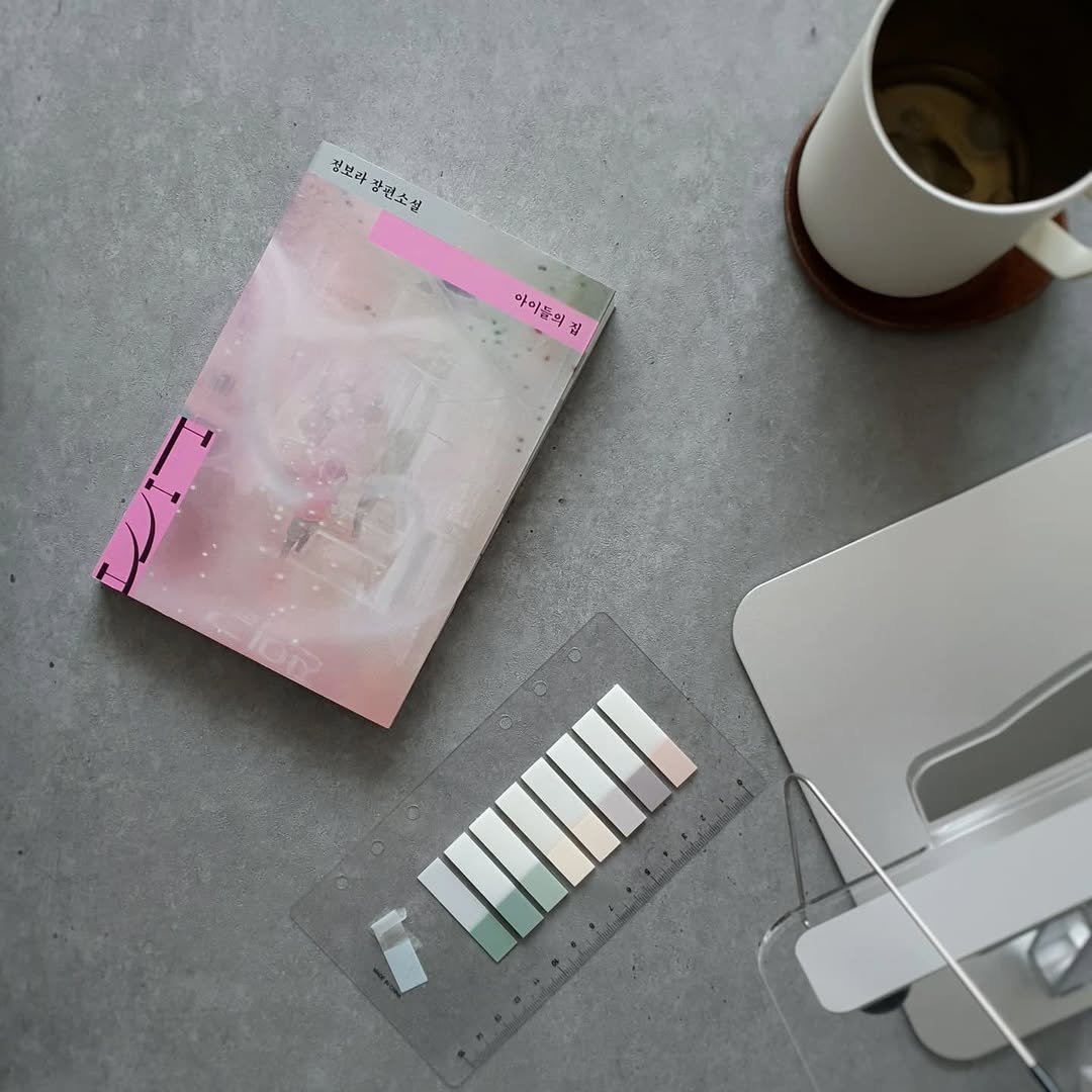 Photo shared by 아침서가 on July 02, 2025 tagging @yolimwon, and @the_reader.or.kr. May be an image of clipboard, binder, mouse pad, stapler and text that says '정보라 삼편소설 아이 아이들와 無身 의 김'.