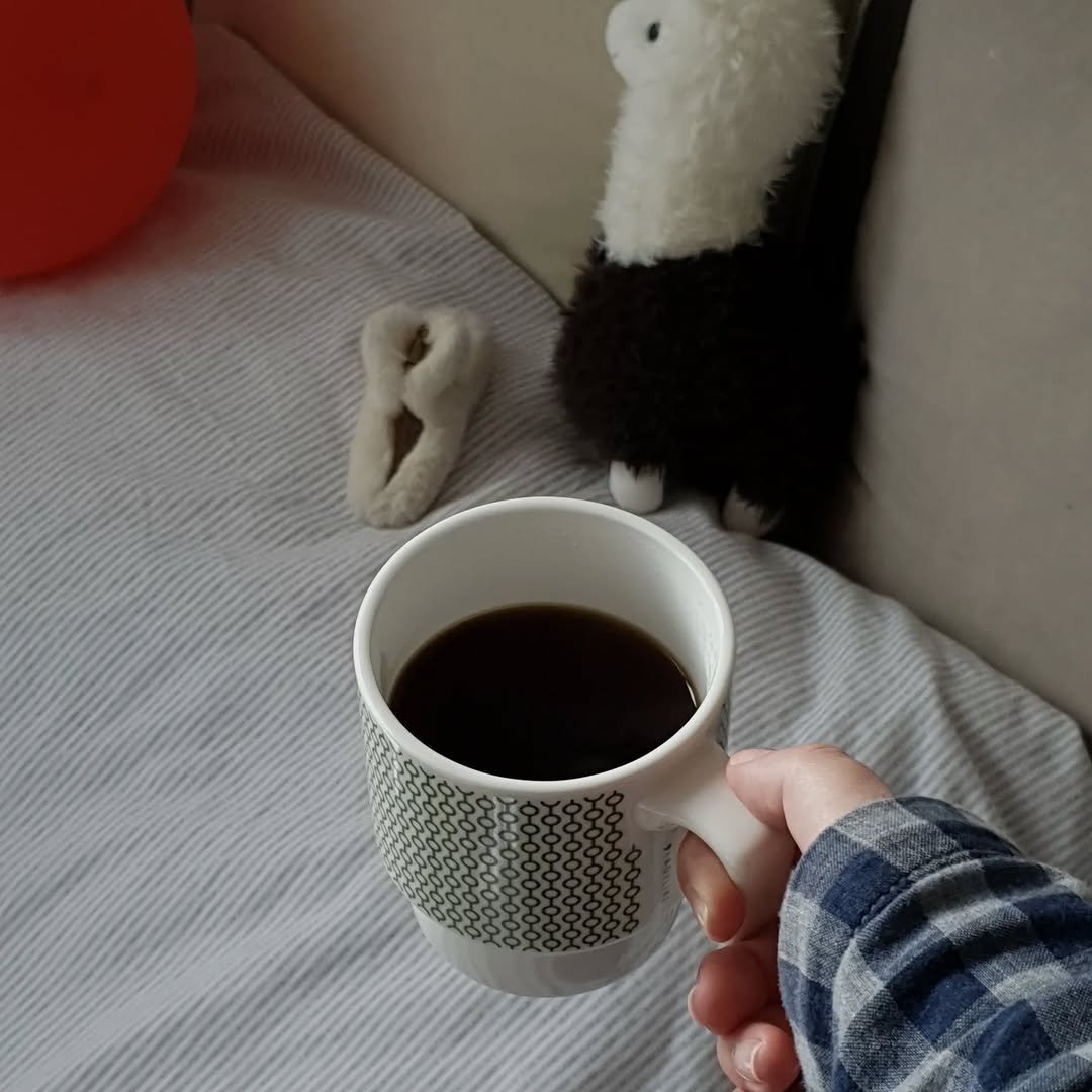 Photo by 아침서가 on January 20, 2026. May be an image of coffee cup, coffee, tea, cup and text.