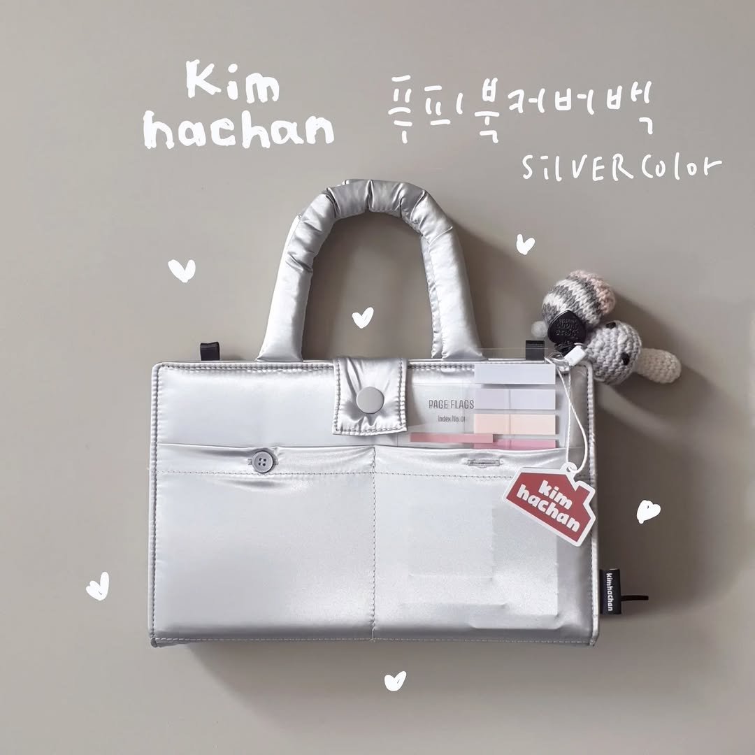Photo shared by 아침서가 on December 09, 2025 tagging @kimhachan_house. May be an image of ‎purse, pencil case, pouch and ‎text that says '‎Kim hachan 플피부저버백 커비바 لا SILVERColor PABE PABEFLAOS -LAOS i日 nac hachan kin‎'‎‎.