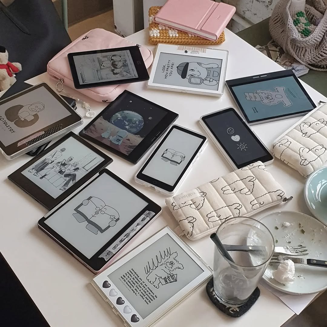 Photo shared by 아침서가 on September 21, 2025 tagging @aladinbook, @ridi_official_, @edith._.ver, @innospaceone, @yes24_official, @bigme.eink.tablet, and @moaan_ebook. May be an image of phone, tablet, clipboard and text.
