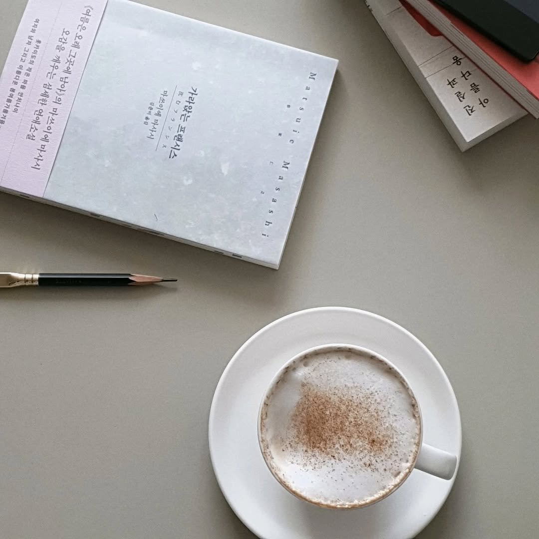 Photo shared by 아침서가 on September 07, 2025 tagging @drviche. May be an image of coffee cup, diary, coffee, cup, book, cappuccino, pen, tea and text.