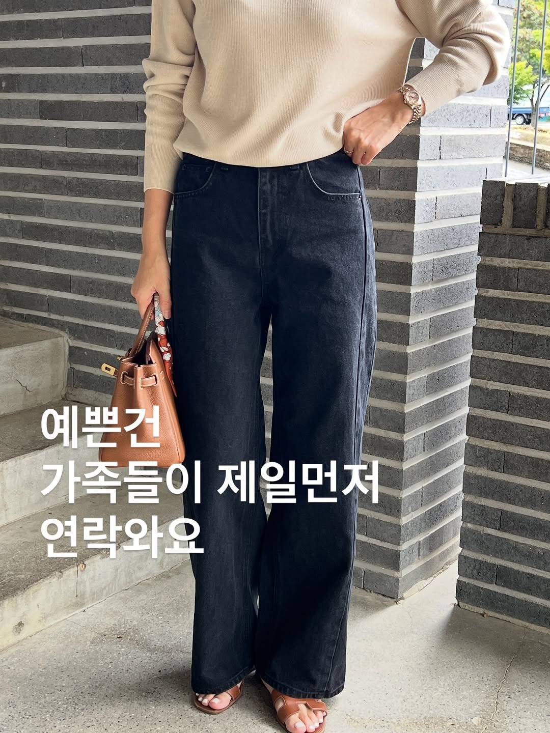 Photo by 마더_여성의류 on September 27, 2025. May be an image of 1 person and text that says '通 究いての 예쁜건 가족들이 제일먼저 연락와요'.