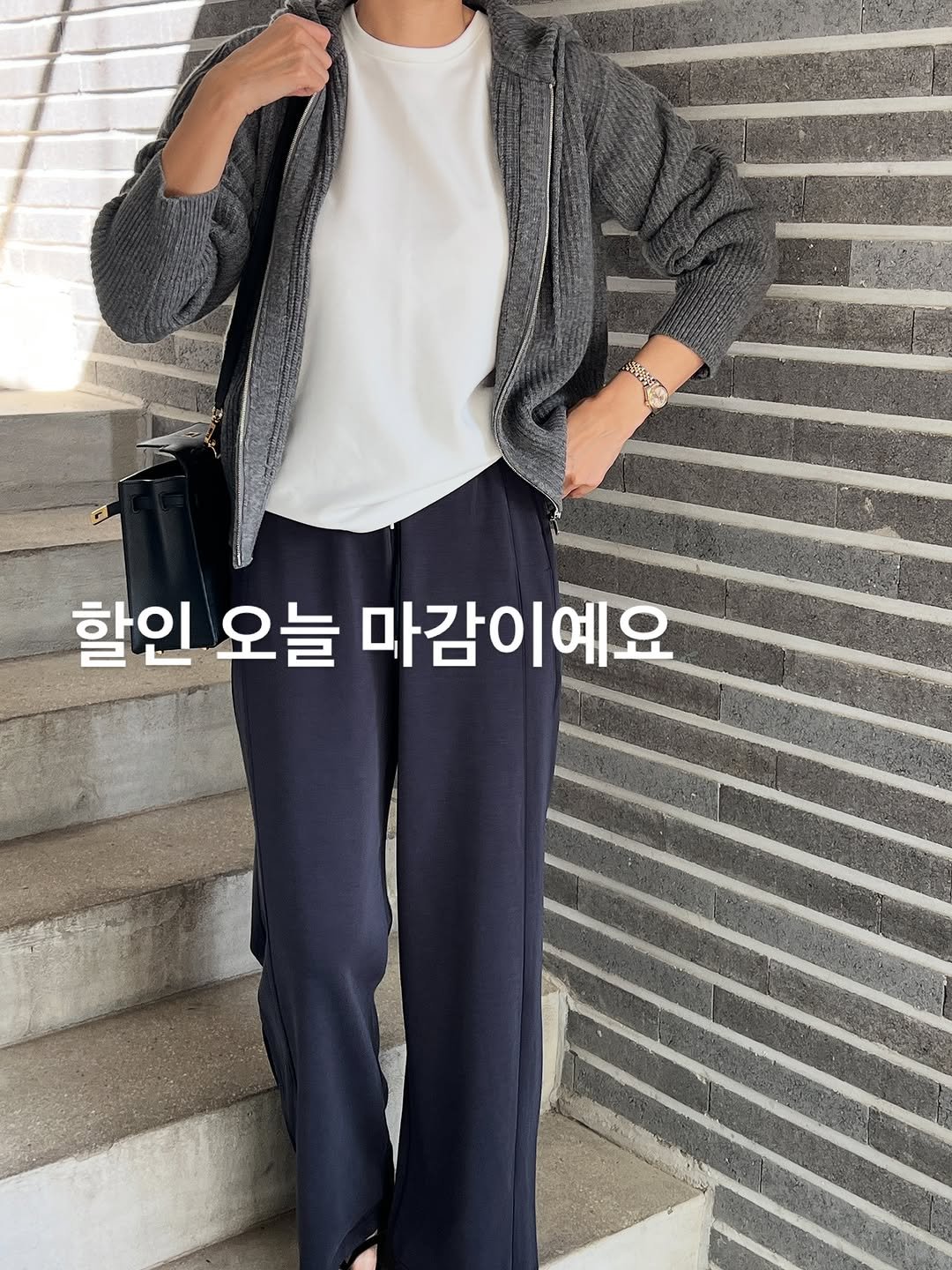 Photo by 마더_여성의류 on September 26, 2025. May be an image of 1 person, blazer and text that says 'S ኢለናያርስ 할인 오늘 마감이예요'.
