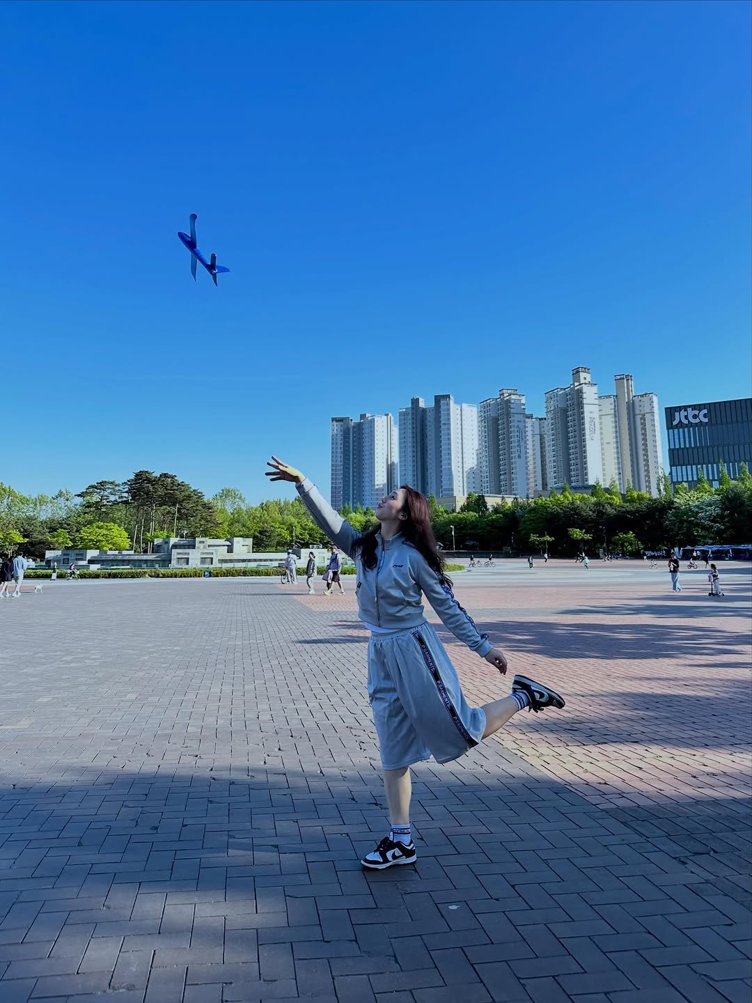 motiple_min.a 게시물 이미지: 💙🤍🩵

주말에 날 좋았는데 비가 오네요☔️

이런 날, 찌뿌둥하게 있지말고...