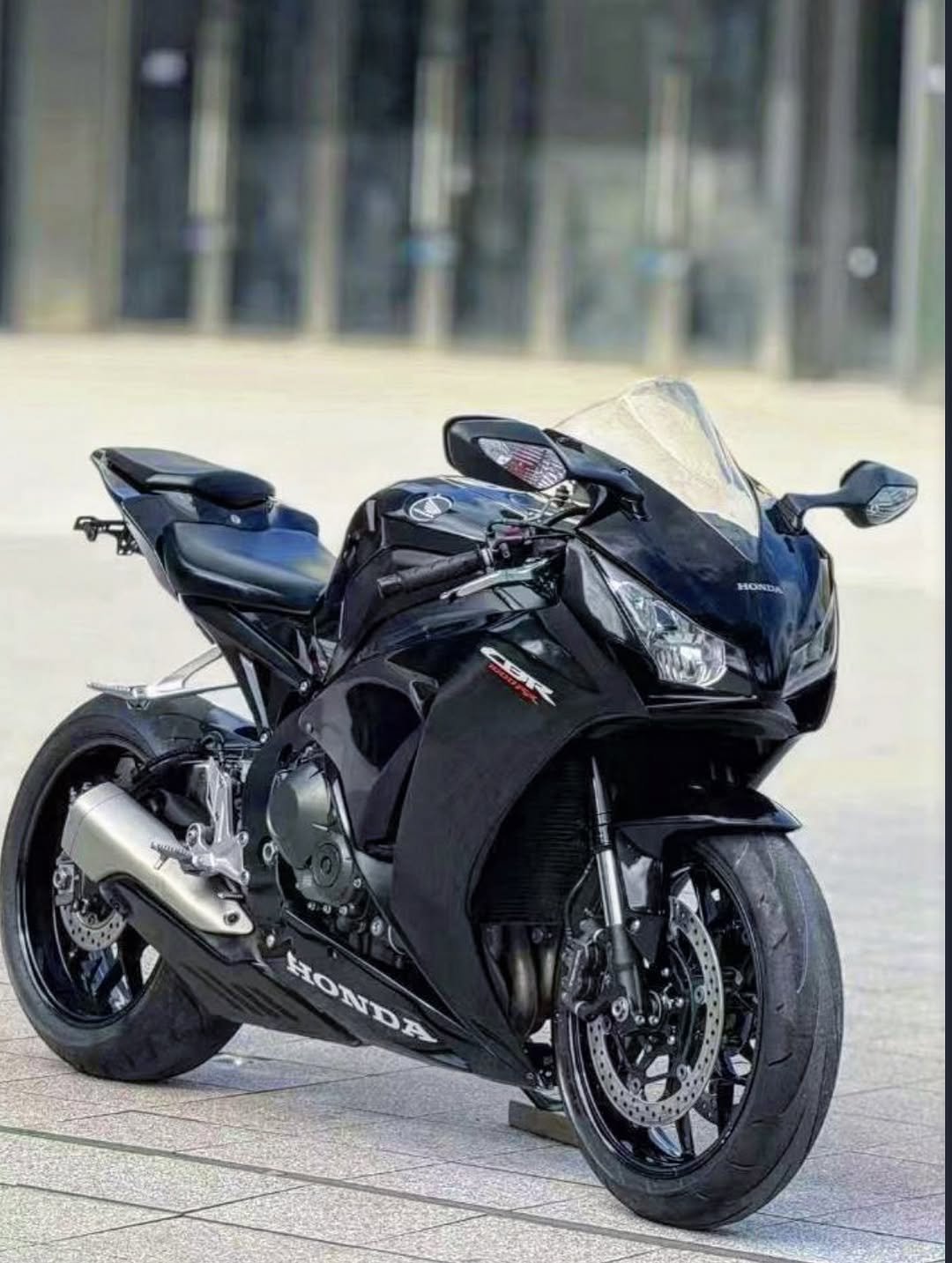 Photo by Moto savdo on January 22, 2026. May be an image of motorcycle, wheel and text that says 'HONDA SRR HONDA HONDA'.