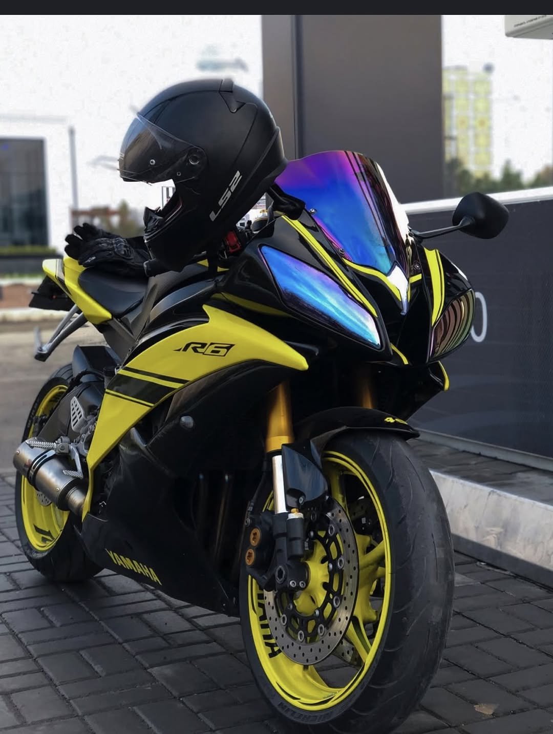 Photo by Moto savdo on December 15, 2025. May be an image of motorcycle, helmet, wheel and text.