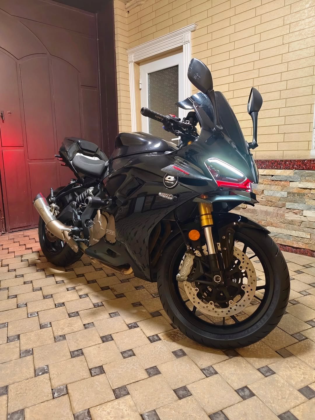 Photo by Moto savdo on February 09, 2026. May be an image of motorcycle, helmet and text.