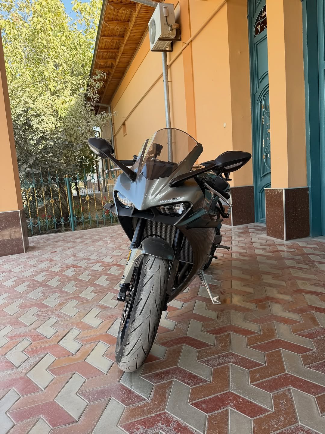 Photo by Moto savdo on October 19, 2025. May be an image of motorcycle, helmet and text.