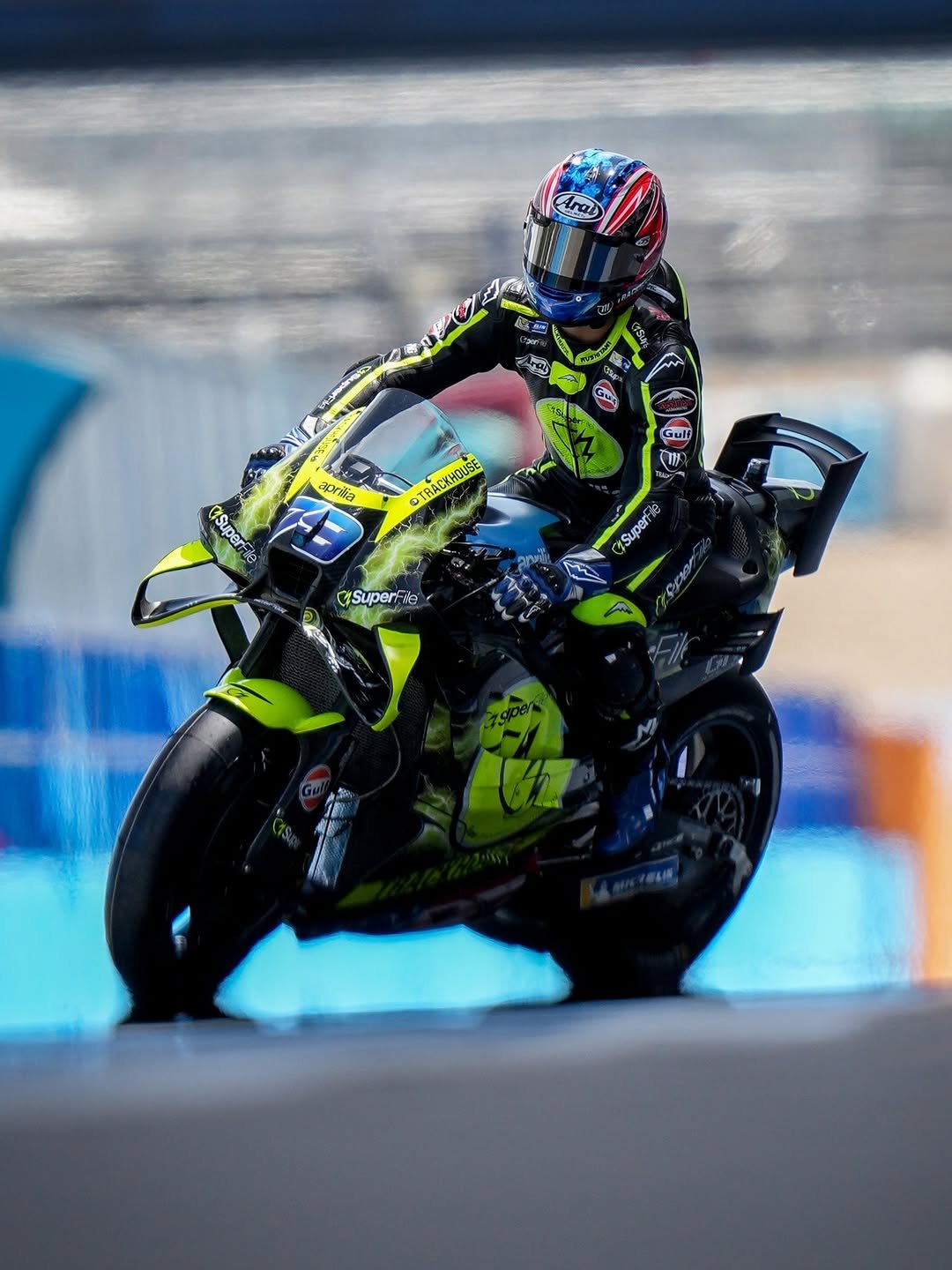 Photo by MotoGP™ in CIRCUITO DE JEREZ (oficial) with @aiogura79, and @trackhousemotogp. May be an image of racing vehicles, motorcycle, helmet and text that says 'Aral Gulf aprslia TRACKHOUSE CSuperFi aSupe peree File Superde NO Super Superre'.