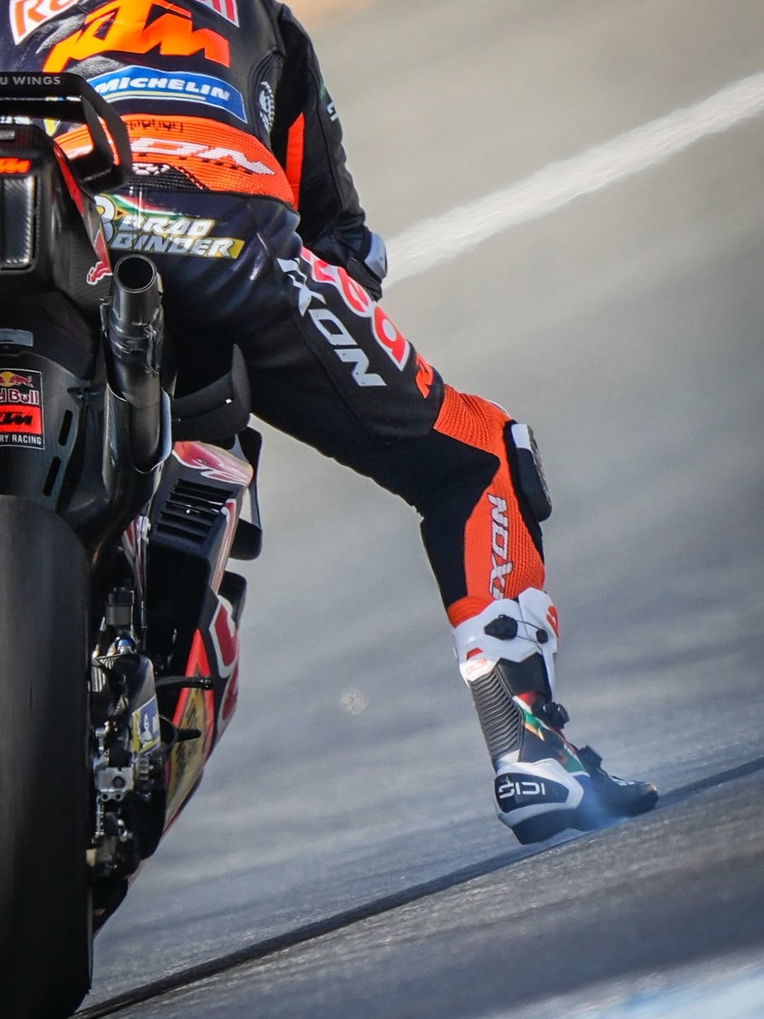 Photo shared by MotoGP™ on April 27, 2026 tagging @bradbinder, and @ktmfactoryracing. May be an image of ‎racing vehicles, motorcycle, helmet and ‎text that says '‎RM ICHELIR 고부부트 かう Bull PARAD BINDERI KON wou aR RACING ادات וכוש‎'‎‎.