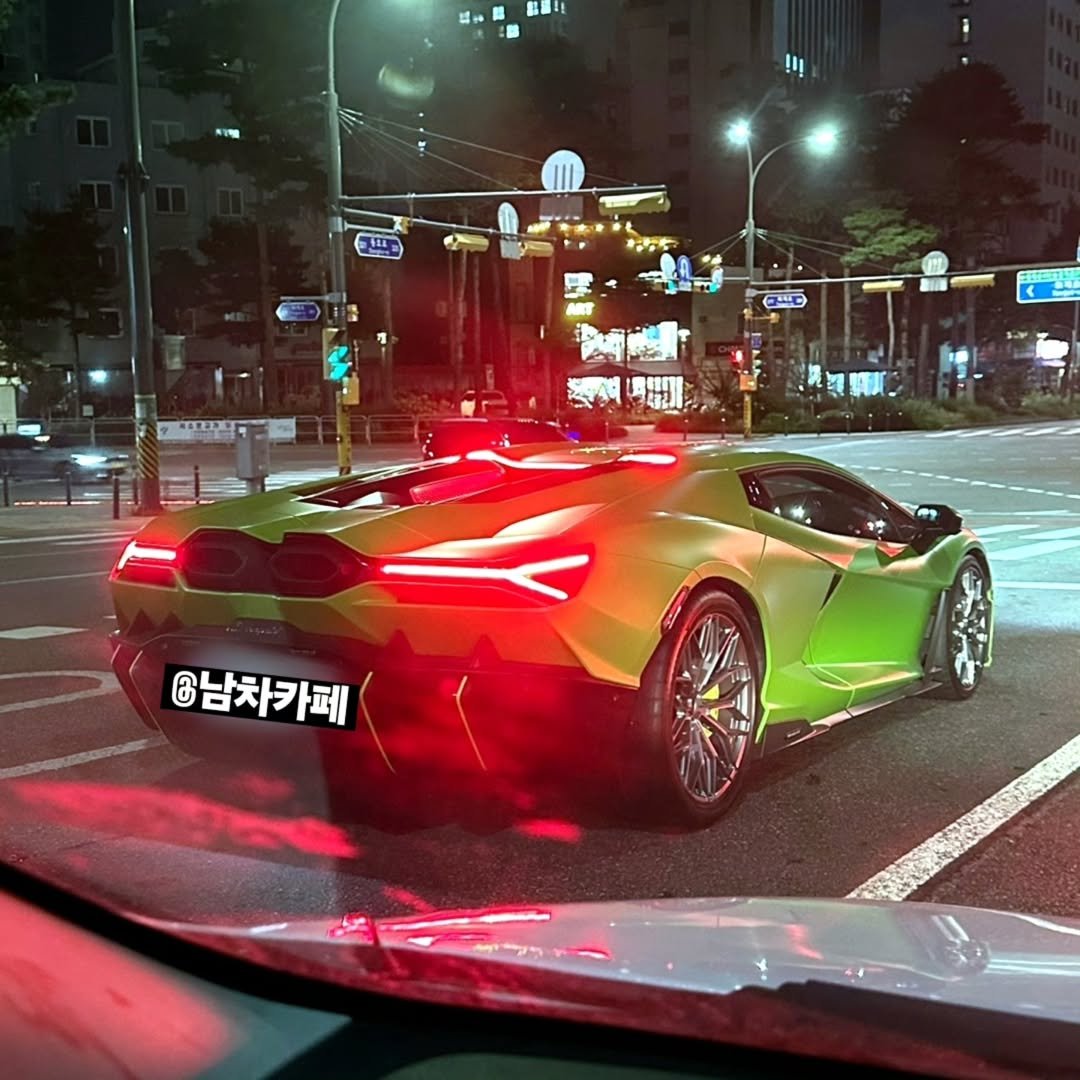 Photo by [남자들의 자동차 - 남차카페] on August 16, 2025. May be an image of car, wheel, tailpipe, road, street and text.