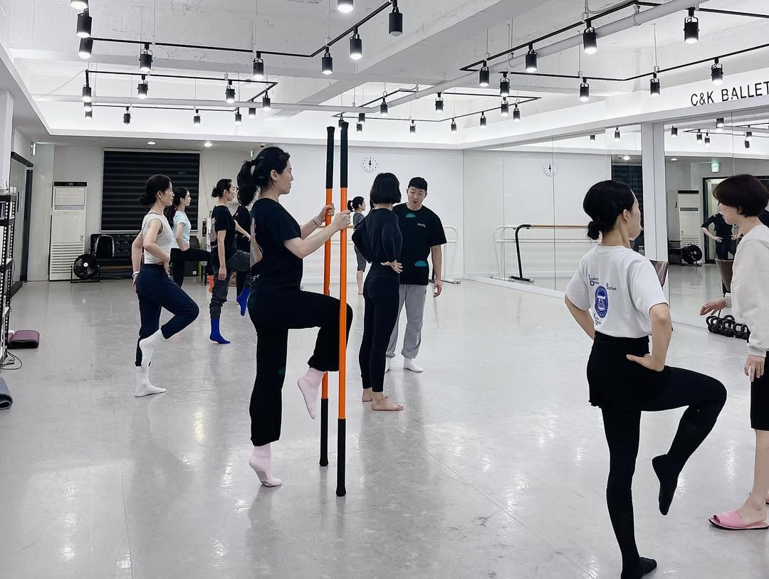 Photo shared by 원정장 on September 24, 2023 tagging @hyunji9366, and @moveplay_unam.