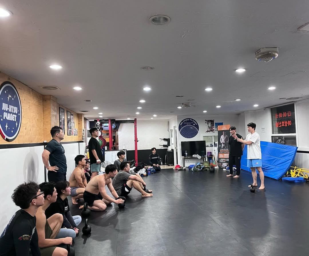 Photo shared by 원정장 on July 09, 2023 tagging @xenon_96_bjj, @river_mini, @ndw_bjj, @jiupreme, @z_zzzho, @moveplay_unam, @farmbjj_gj, and @moveplay_gwangseon.