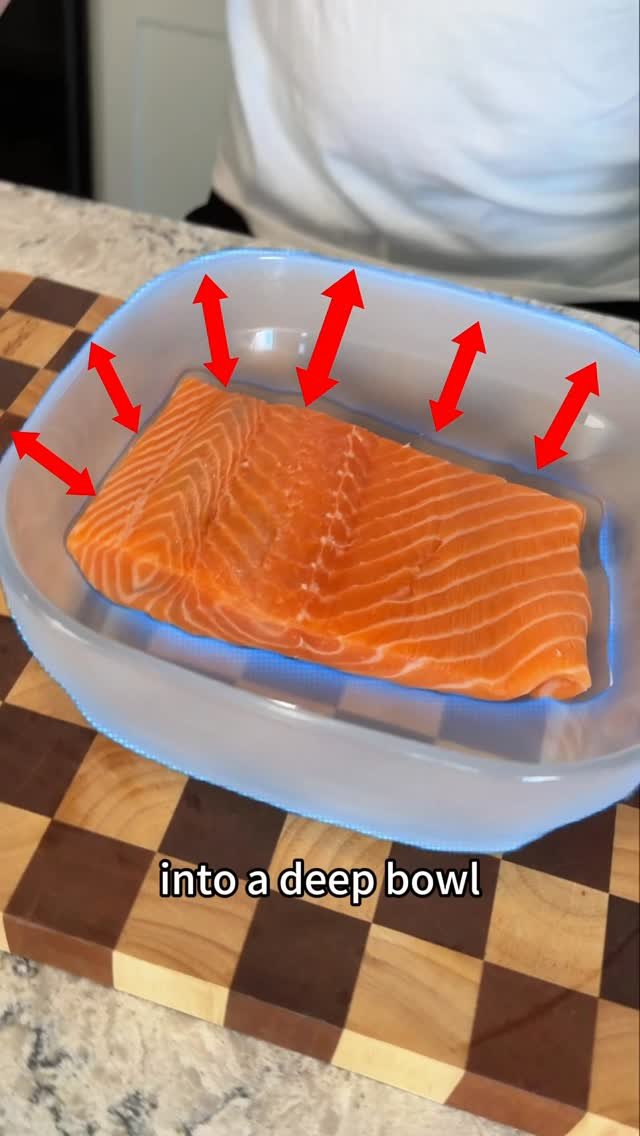 ms_shi_mr_he 게시물 이미지: This man put a salmon into a microwave… 🙀...