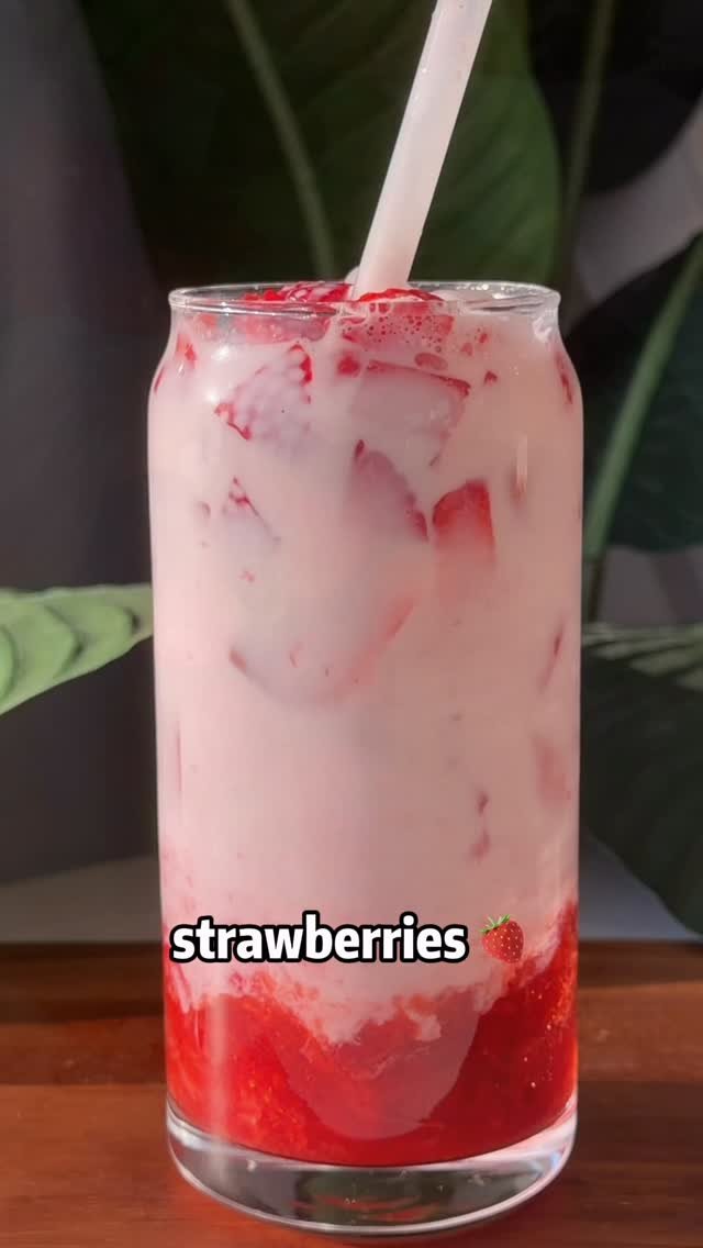 ms_shi_mr_he 게시물 이미지: 1 minute microwave strawberry milk hack🍓🥛 It...