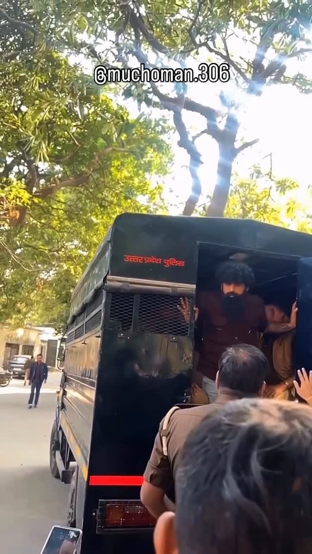 muchoman.306 게시물 이미지: शेर पिंजरे में हो यह बहार शेर - शेर ही रहता है...