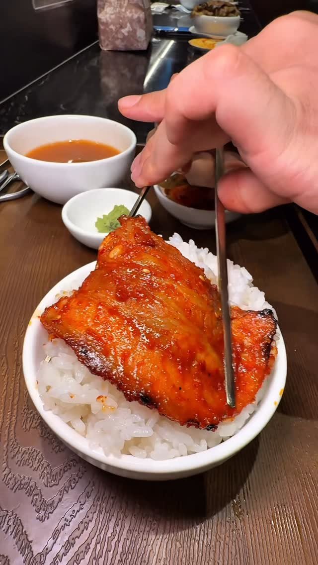 muckboeun 게시물 이미지: 한국인이라면 고추장 삼겹살 못참지 
제주에서 물건너 넘어온 숯불덮밥 맛집...