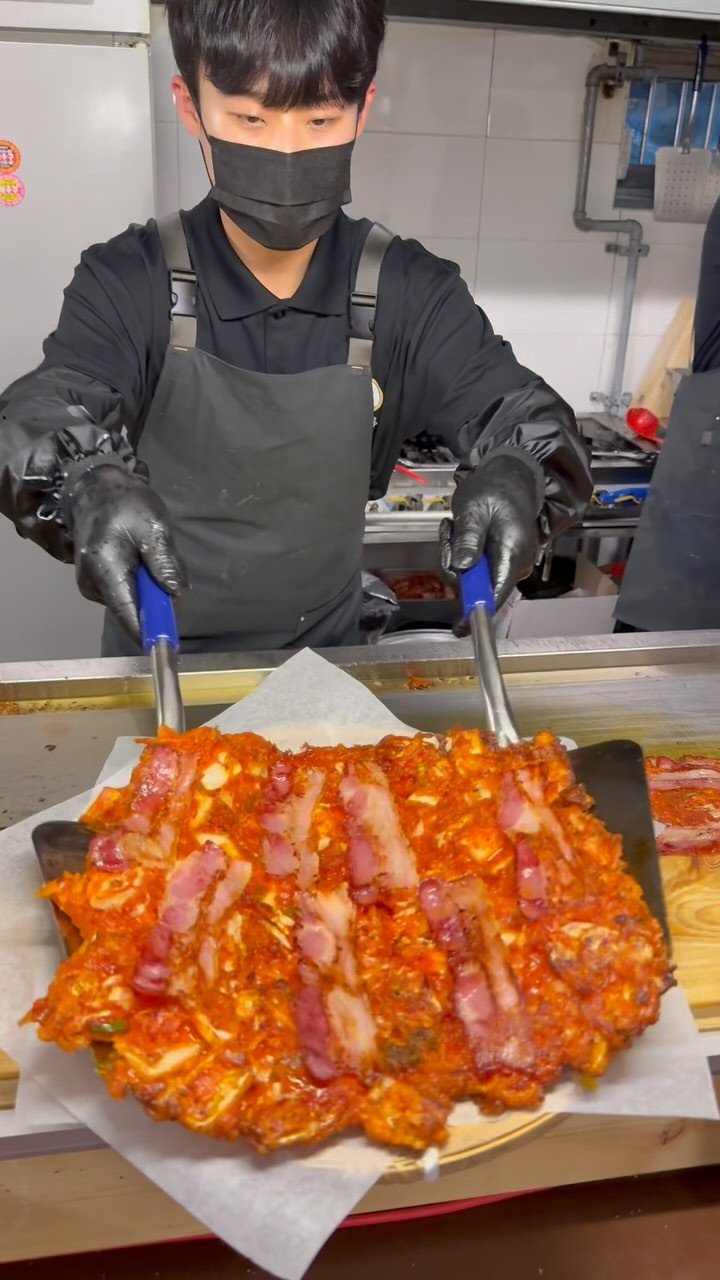 muckboeun 게시물 이미지: 내가 매일 신도림 가는 이유다 
베이컨 통으로 올려주는 대왕 김치전 🌟...