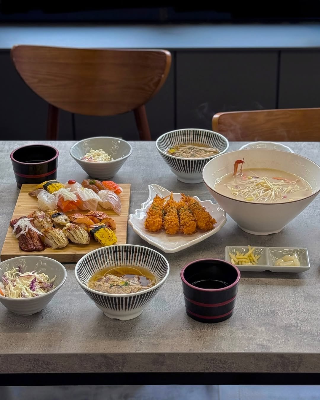 Photo shared by 먹깨비 🐷 부산맛집 / 창원맛집 / 그외맛집 on August 15, 2025 tagging @hunsushi. May be an image of pasta, sushi, bowl, noodles, chopsticks, kitchenware and text.