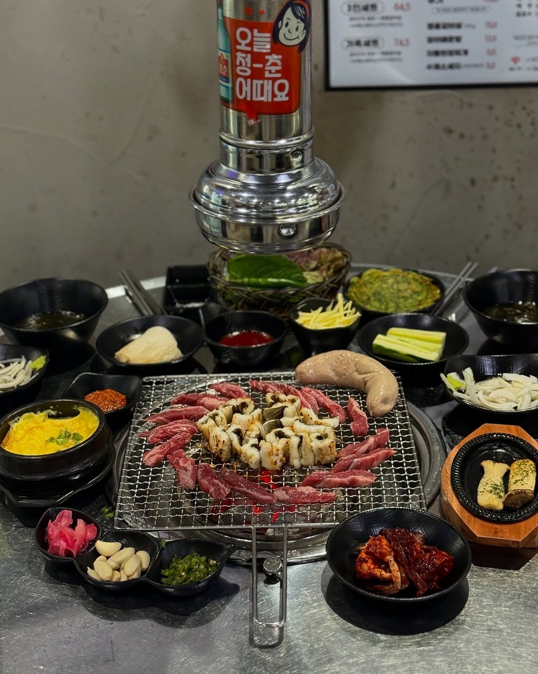 Photo shared by 먹깨비 🐷 부산맛집 / 창원맛집 / 그외맛집 on June 14, 2025 tagging @deokang_eel. May be an image of hot pot, fondue, sauce, pot, skewer, grill, condiment, buffet and text.