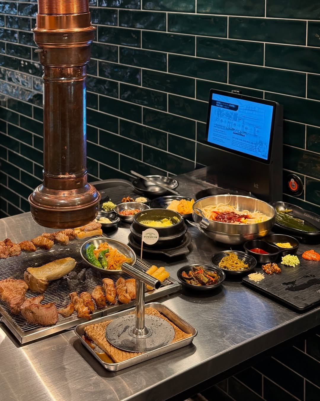 Photo shared by 먹깨비 🐷 부산맛집 / 창원맛집 / 그외맛집 on August 13, 2025 tagging @sanggu_dongnae. May be an image of hot pot, fondue, copper, buffet and text.