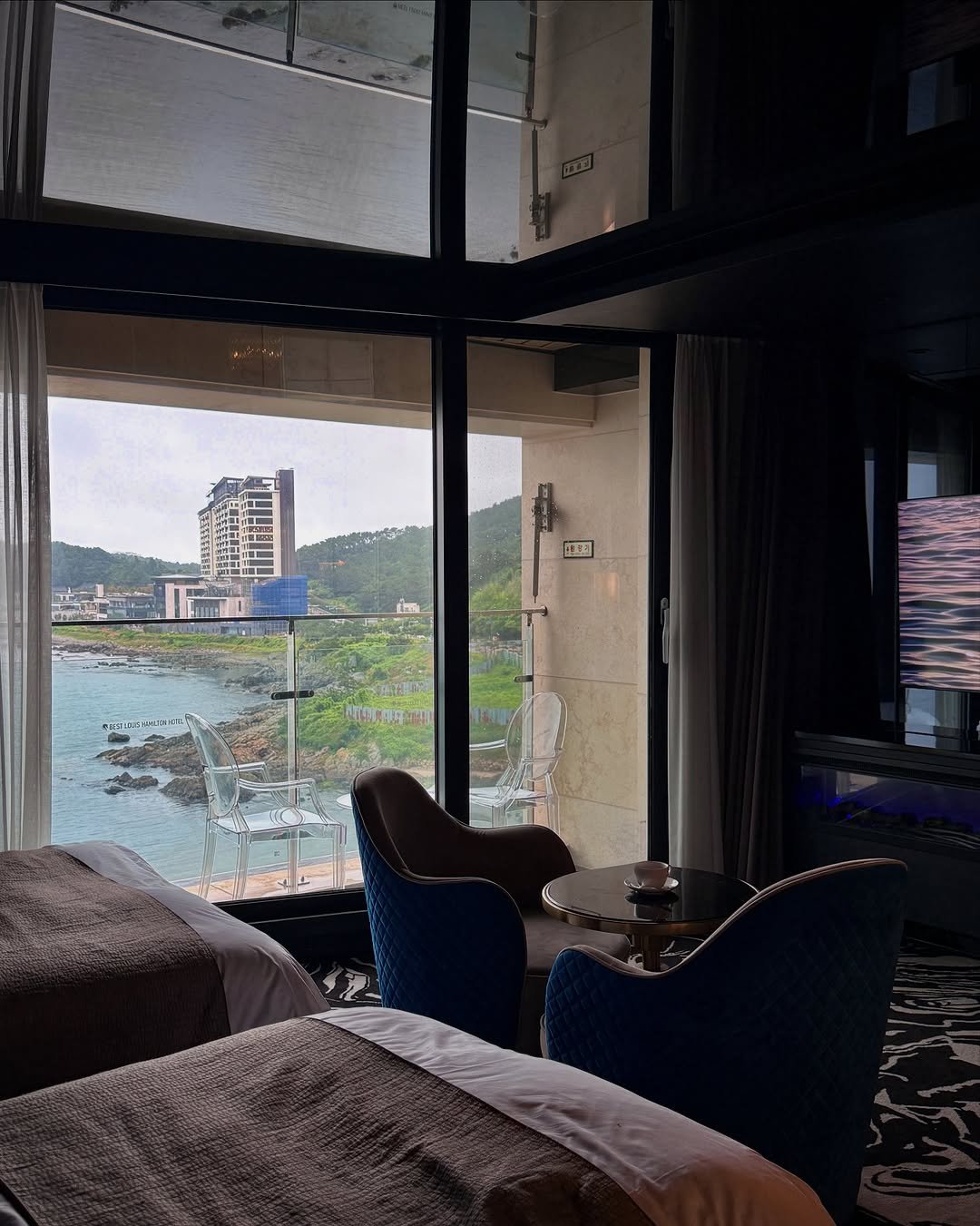 Photo shared by 먹깨비 🐷 부산맛집 / 창원맛집 / 그외맛집 on June 28, 2025 tagging @bestlouishamilton_oceanterrace. May be an image of Victoria Peak, bedroom and text.