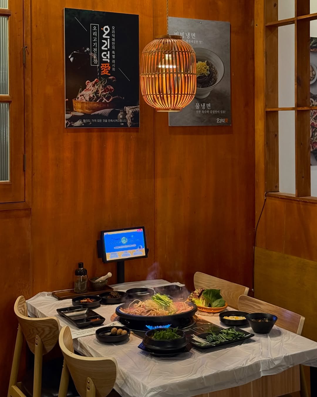 Photo shared by 먹깨비 🎞️ 부산 창원 외 맛집 숙소 여행 촬영 on December 28, 2025 tagging @oriduckae_official. May be an image of hot pot, fondue, vegetable, pot, buffet and text.