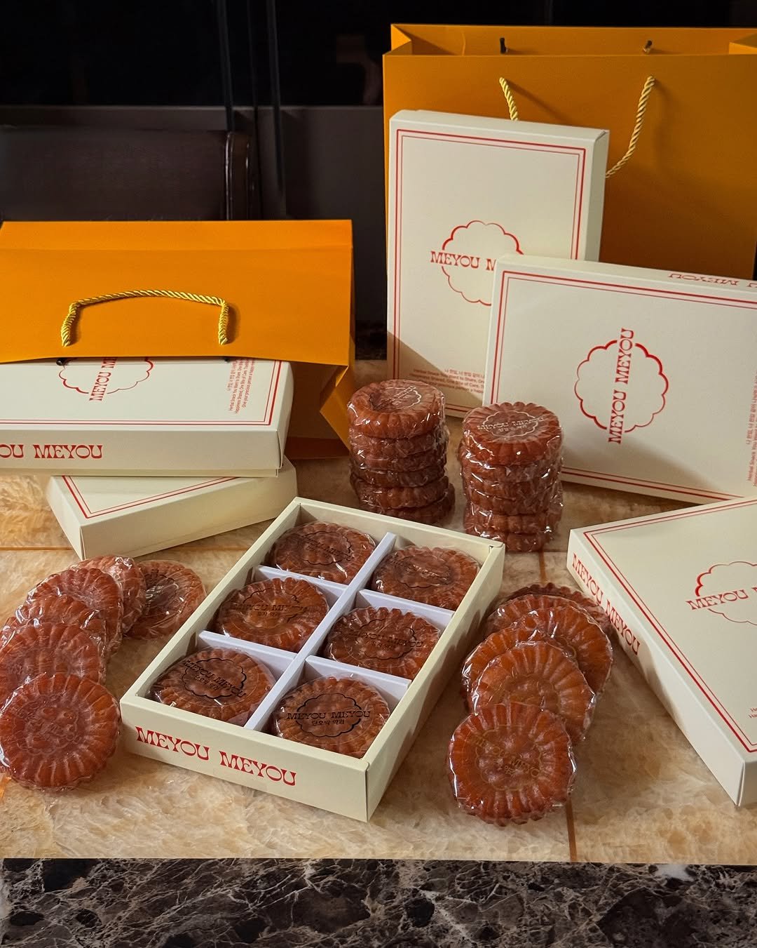 Photo shared by 먹깨비 🐷 부산맛집 / 창원맛집 / 그외맛집 on July 08, 2025 tagging @meyou_meyou_official. May be an image of napkin ring, box, carton, hamper and text.