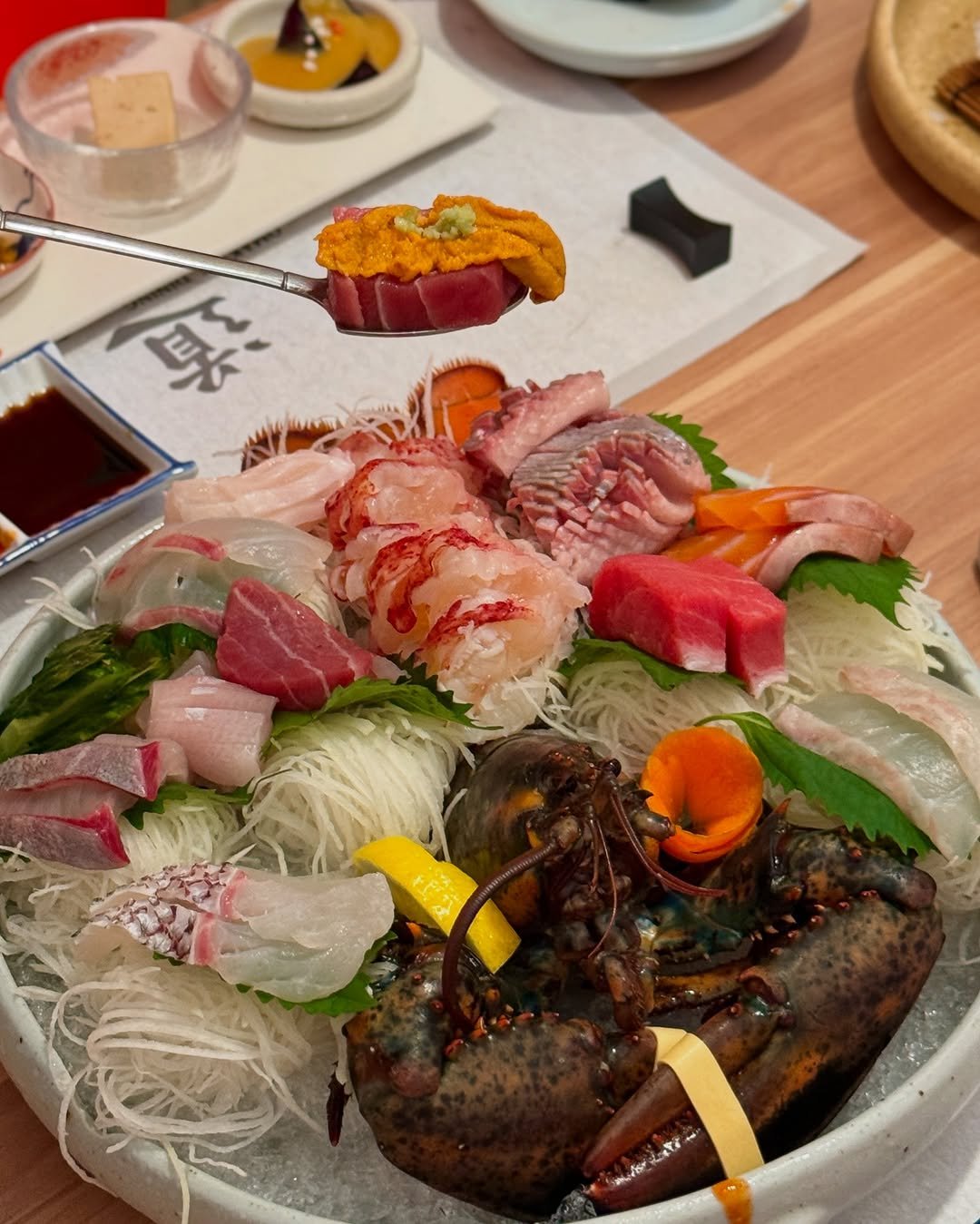 Photo shared by 먹깨비 🐷 부산맛집 / 창원맛집 / 그외맛집 on August 30, 2025 tagging @washoku_dodo. May be an image of sashimi, sushi, shellfish, lobster, prawn and text.