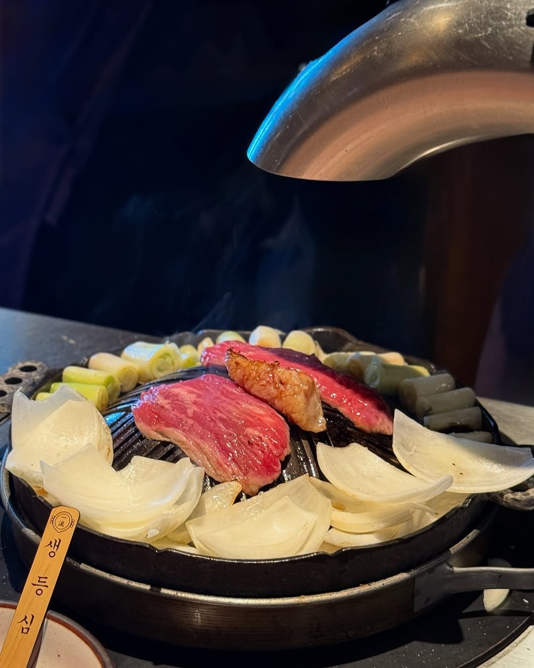 Photo shared by 먹깨비 🐷 부산맛집 / 창원맛집 / 그외맛집 on September 12, 2025 tagging @ichiryu_changwon. May be an image of steak, fondue, hot pot, beef, grill, pork, skewer and text.