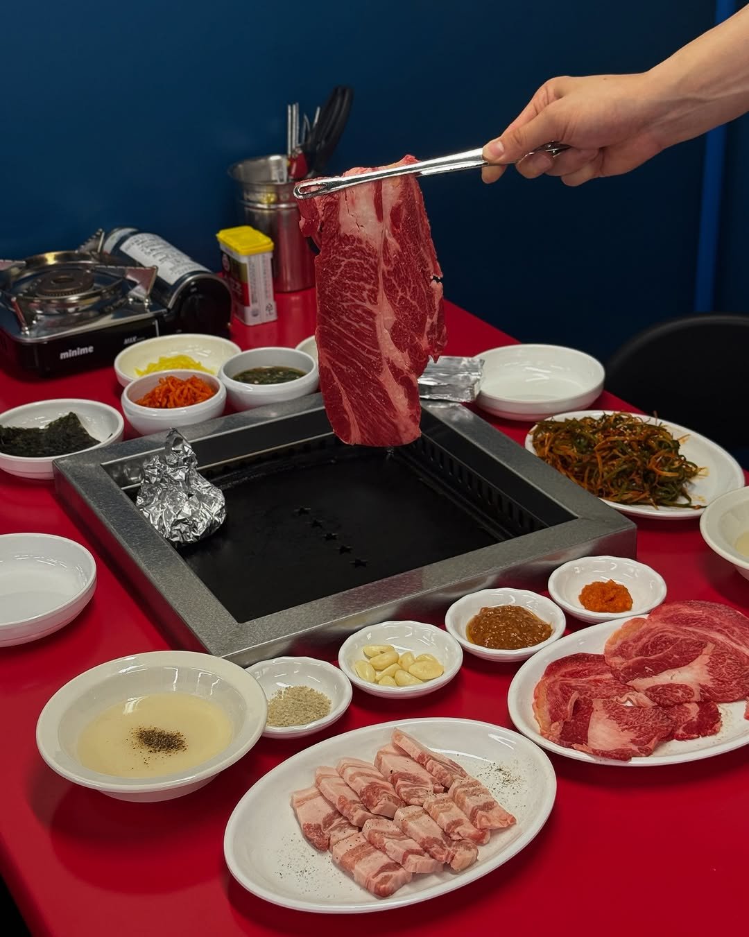 Photo shared by 먹깨비 🐷 부산맛집 / 창원맛집 / 그외맛집 on July 02, 2025 tagging @roastar_changwon. May be an image of hot pot, fondue, beef, pork, chopsticks and text.