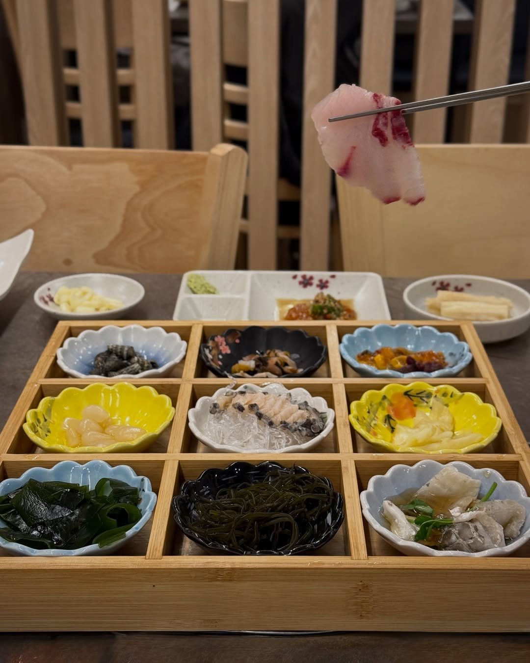 Photo by 먹깨비 🎞️ 부산 창원 외 맛집 숙소 여행 촬영 on December 16, 2025. May be an image of sashimi, roe, oyster, chopsticks and text.