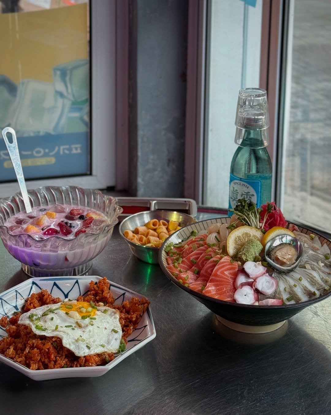 Photo shared by 먹깨비 🐷 부산맛집 / 창원맛집 / 그외맛집 on August 17, 2025 tagging @ap_pyeon_seomyeon. May be an image of sashimi, fried rice, bowl, rice and text.