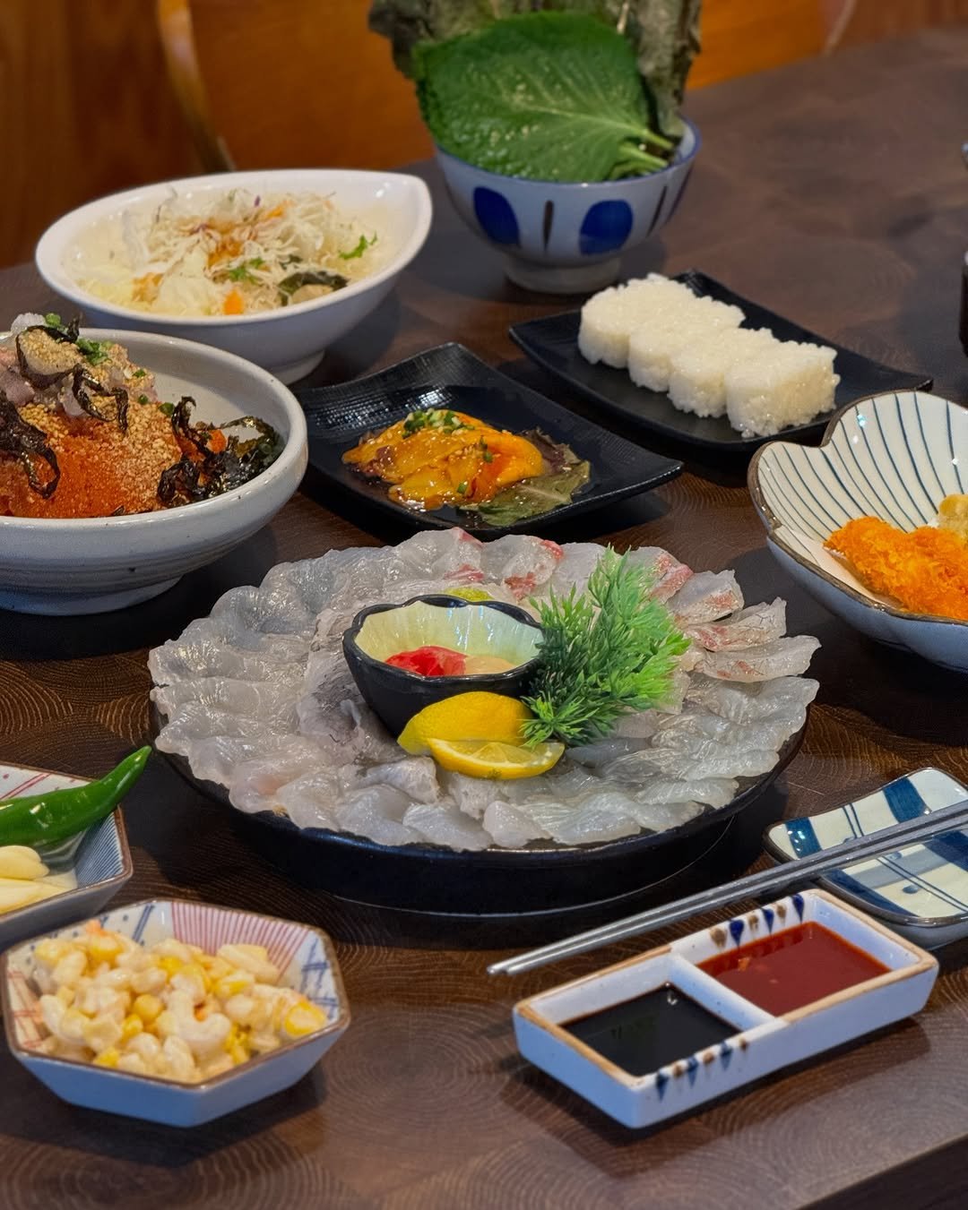 Photo by 먹깨비 🎞️ 부산 창원 외 맛집 숙소 여행 촬영 on October 21, 2025. May be an image of sashimi, tofu, ramen, sushi, roe, hot pot, caviar and seaweed.