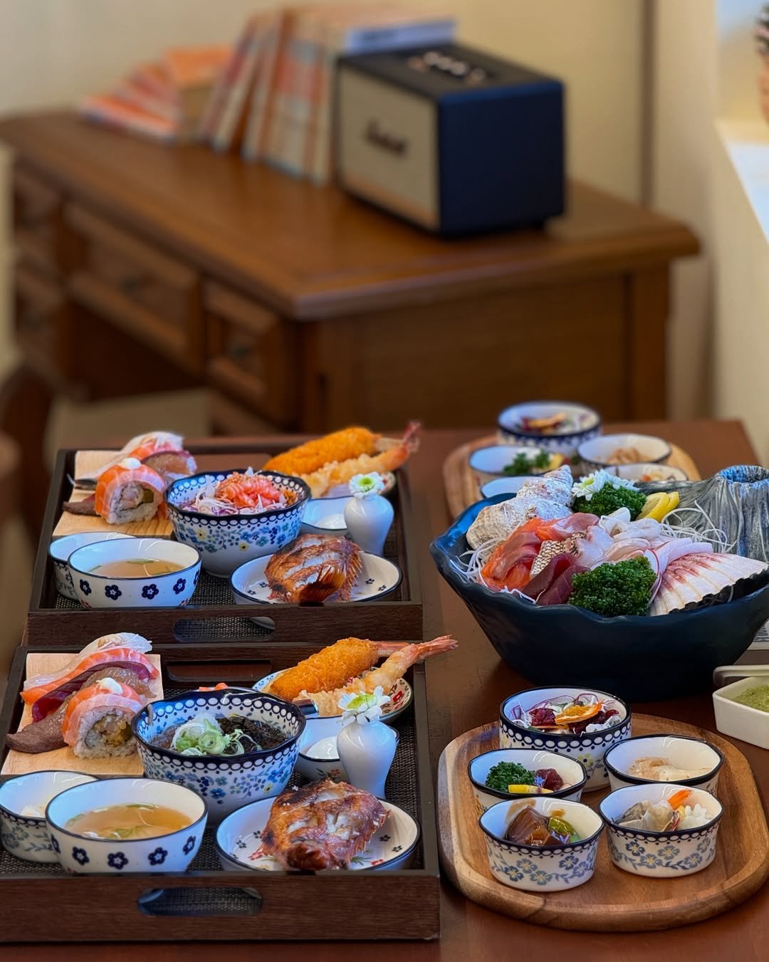 Photo shared by 먹깨비 🐷 부산맛집 / 창원맛집 / 그외맛집 on July 31, 2025 tagging @cwsisters, and @garosusushi.5. May be an image of sushi, croquette, chopsticks, caviar and text.