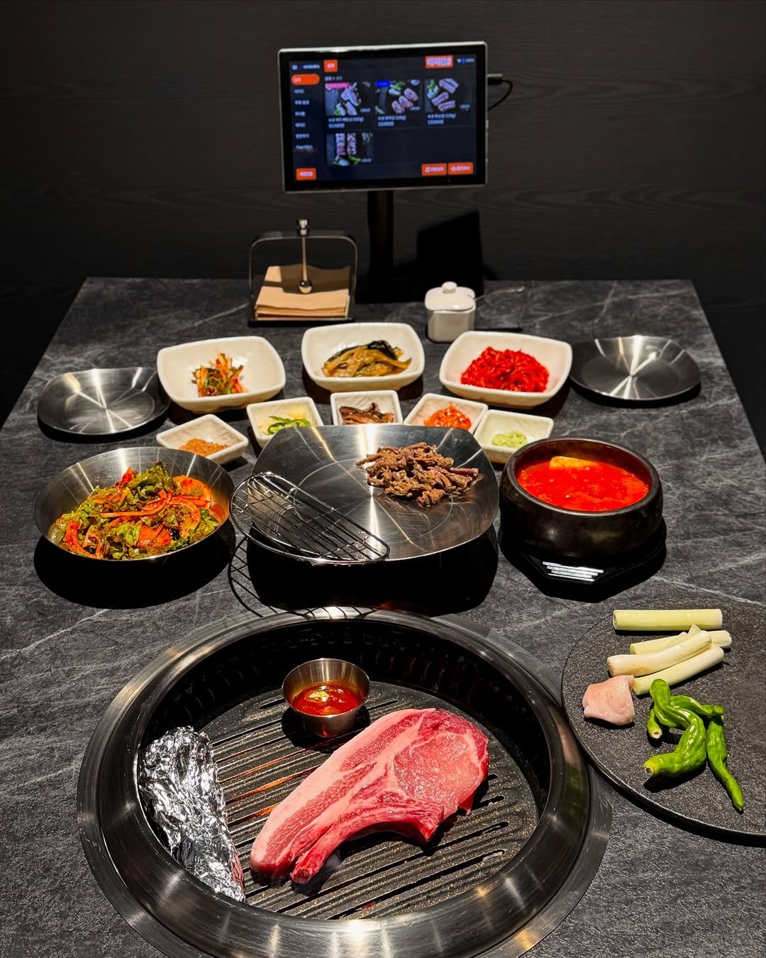 Photo by 먹깨비 🐷 부산맛집 / 창원맛집 / 그외맛집 on August 02, 2025. May be an image of hot pot, steak, fondue, beef, grill and text.