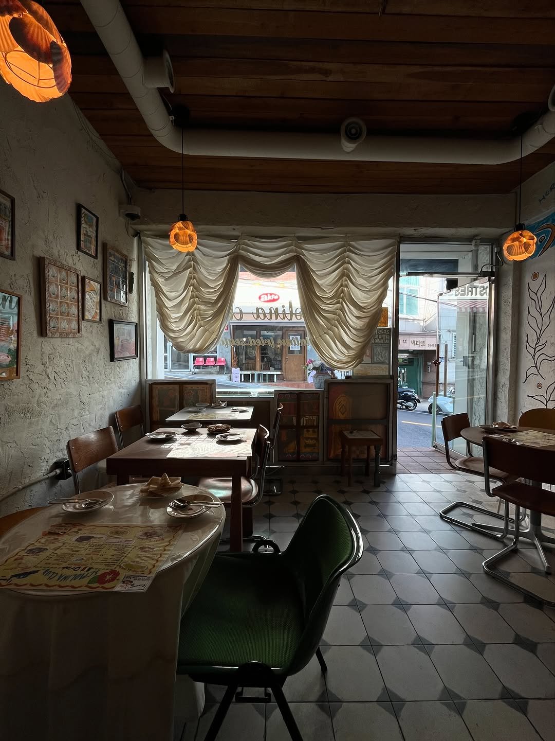 Photo by MUGUASU 무과수 on September 23, 2025. May be an image of dining table, kitchen table and text.