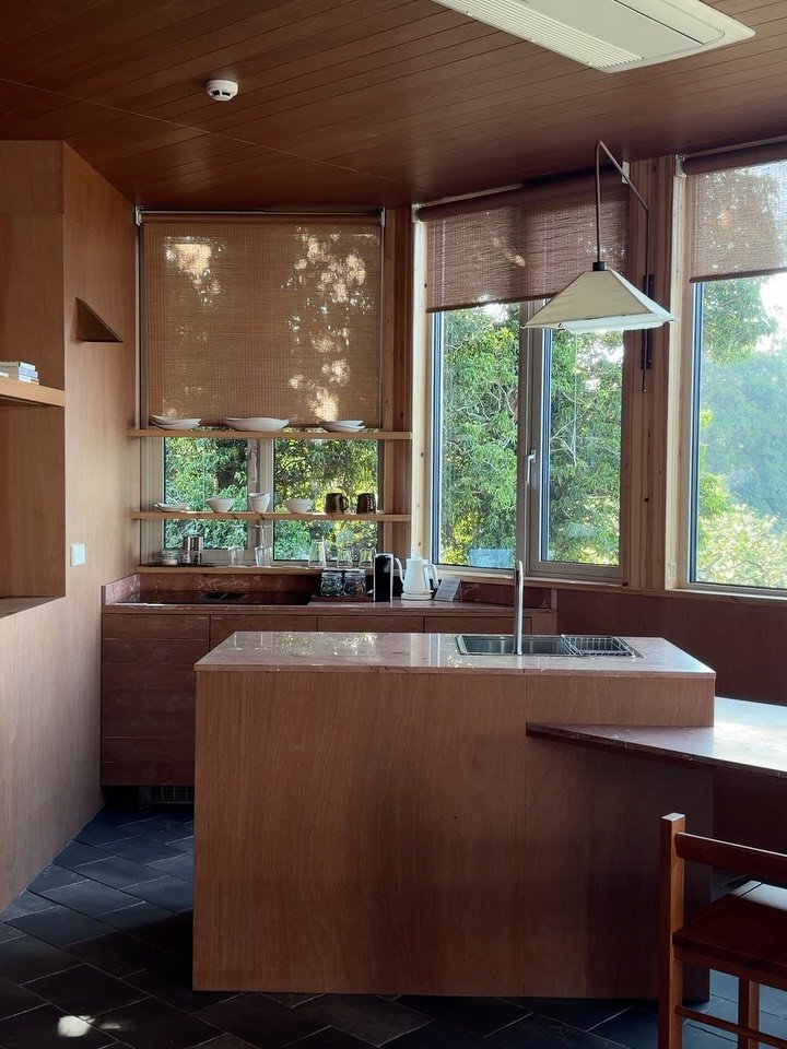 muguasu 게시물 이미지: 산방산과 바다 그리고 숲을 모두 품은 @ieoseo.jeju 

1/ 이 공간에...