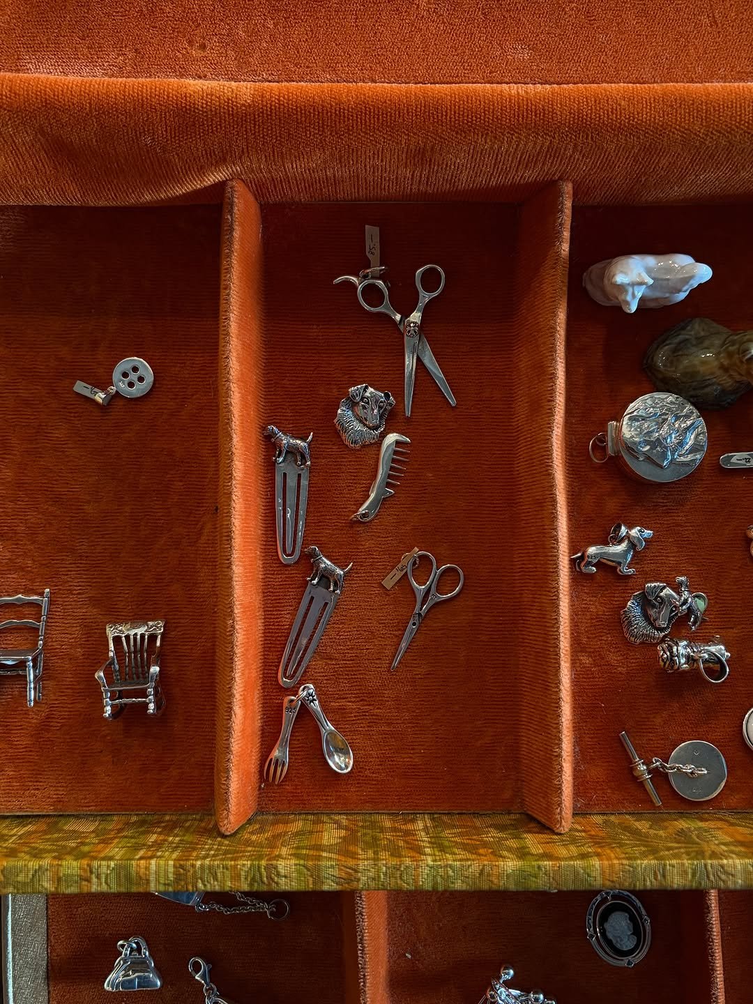 Photo by MUGUASU 무과수 on November 12, 2025. May be an image of cufflinks, corkscrew, padlock and text.