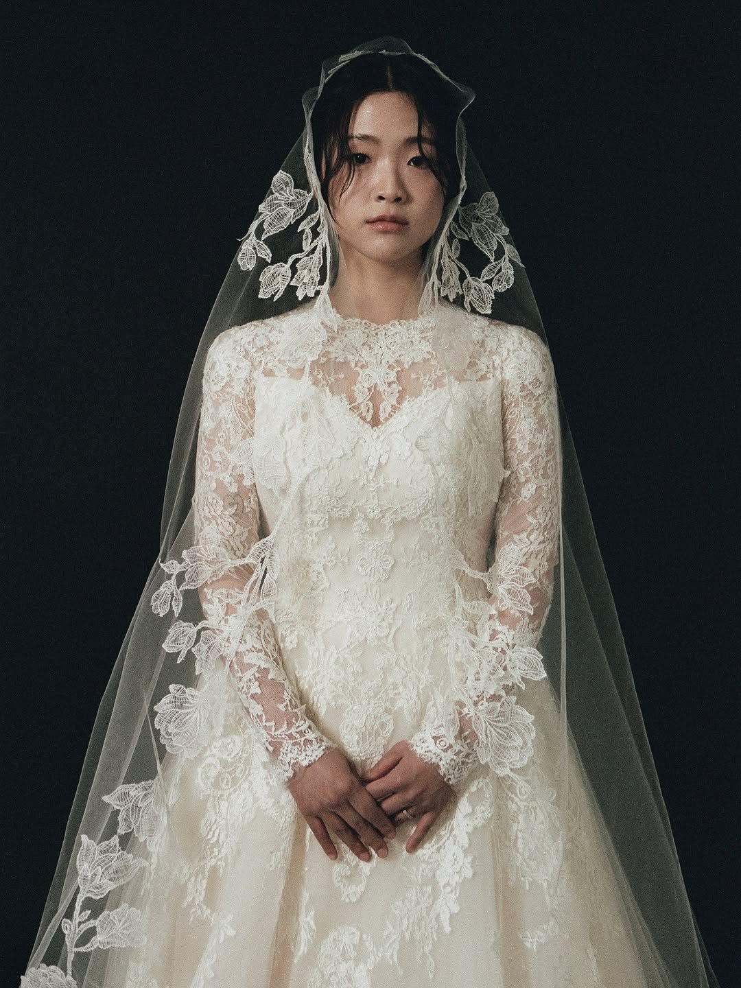 Photo shared by MUGUASU 무과수 on November 02, 2025 tagging @mua_a_jin, @jangoxsu, and @helenabridal_official. May be an image of dress, wedding and text.