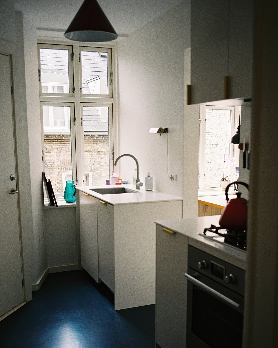 Photo by MUGUASU on August 14, 2025. May be an image of refrigerator, stove, kitchen and text.